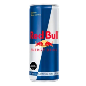 Lata de bebida energética Red Bull Energy Drink de 250 ml vista de frente sobre fondo blanco.