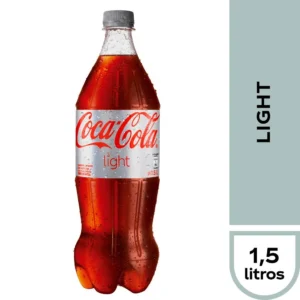 Botella de Coca-Cola Light de 1,5 litros sobre fondo blanco.