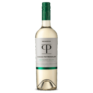 Botella de vino Casas Patronales Reserva Sauvignon Blanc de 750 cc vista de frente sobre fondo azul grisáceo.